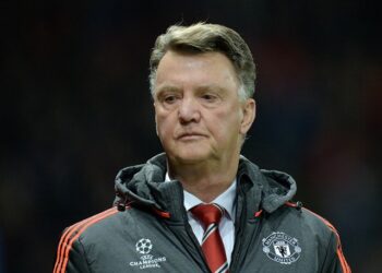 Le manager néerlandais de Manchester United, Louis van Gaal, est photographié lors de leur match de football du groupe B de l'UEFA Champions League entre Manchester United et le PSV Eindhoven au stade Old Trafford de Manchester, dans le nord-ouest de l'Angleterre, le 25 novembre 2015