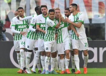 Davide Frattesi de Sassuolo célèbre son deuxième but avec ses coéquipiers le 29 janvier 2023