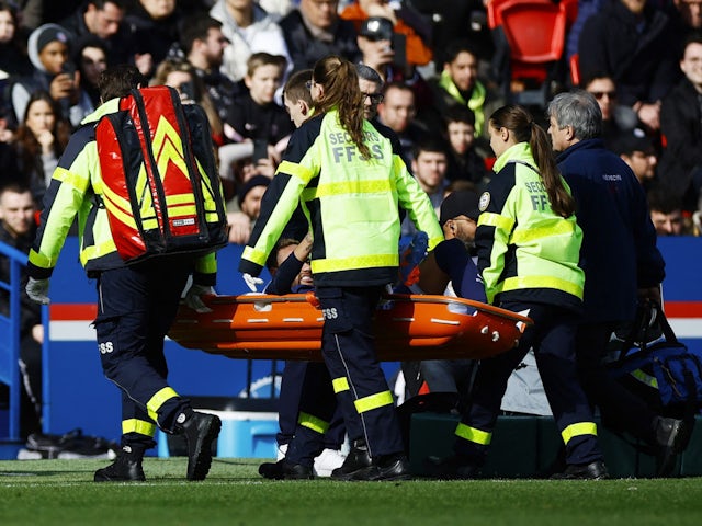Neymar du Paris Saint-Germain (PSG) est allongé après s'être blessé le 19 février 2023