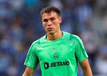 Manuel Ugarte s'échauffe pour le Sporting Lisbonne en août 2022