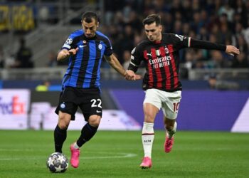 Henrikh Mkhitaryan de l'Inter Milan en action avec Brahim Diaz de l'AC Milan le 16 mai 2023