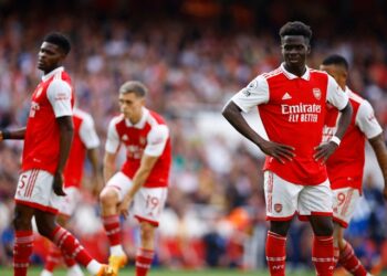 Les joueurs d'Arsenal semblent abattus après que Julio Enciso ait marqué pour Brighton & Hove Albion le 14 mai 2023