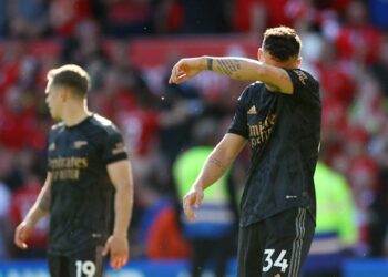 Les joueurs d'Arsenal semblent abattus après que Taiwo Awoniyi ait marqué pour Nottingham Forest le 20 mai 2023
