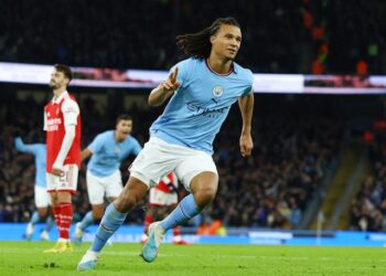 Nathan Ake célèbre le but de Manchester City le 27 janvier 2023