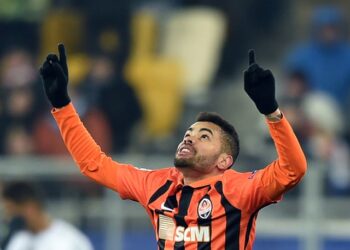 Le milieu de terrain brésilien du Shakhtar Donetsk Dentinho célèbre après avoir marqué lors du match de football du groupe A de l'UEFA Champions League entre le Shakhtar Donetsk et le Real Madrid à Lviv le 25 novembre 2015