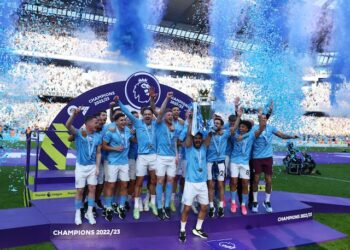 Ilkay Gundogan de Manchester City soulève le trophée alors qu'il célèbre avec ses coéquipiers après avoir remporté la Premier League le 21 mai 2023