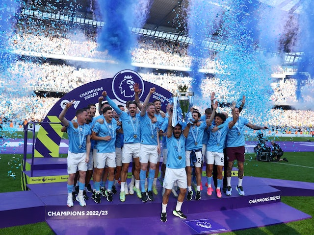 Ilkay Gundogan de Manchester City soulève le trophée alors qu'il célèbre avec ses coéquipiers après avoir remporté la Premier League le 21 mai 2023