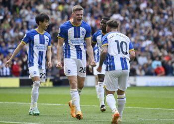 Evan Ferguson de Brighton & Hove Albion célèbre son premier but avec Alexis Mac Allister le 21 mai 2023