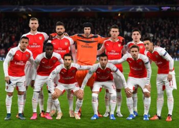 L'équipe d'Arsenal pose pour une photo avant le match de l'UEFA Champions League entre l'Arsenal FC et le GNK Dinamo Zagreb à l'Emirates Stadium le 24 novembre 2015