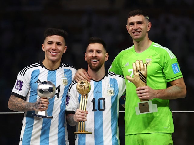 Le jeune joueur du tournoi Enzo Fernandez, le vainqueur du Ballon d'or Lionel Messi et le vainqueur du Gant d'or Emiliano Martinez posent avec leurs trophées le 18 décembre 2022