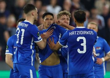 Tijjani Reijnders de l'AZ Alkmaar célèbre son premier but avec ses coéquipiers le 11 mai 2023