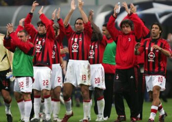 Les joueurs de l'AC Milan saluent les supporters après l'abandon du match contre l'Inter Milan en quart de finale retour de la Ligue des champions à Milan le 12 avril 2005