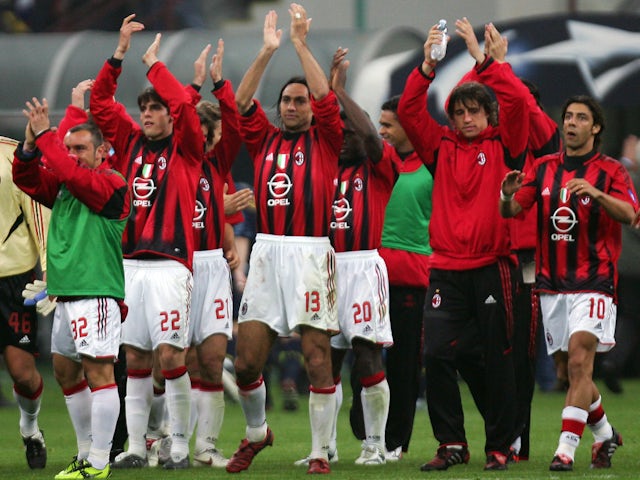 Les joueurs de l'AC Milan saluent les supporters après l'abandon du match contre l'Inter Milan en quart de finale retour de la Ligue des champions à Milan le 12 avril 2005