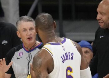 NBA : LeBron accable l’arbitre Foster et le fait saigner