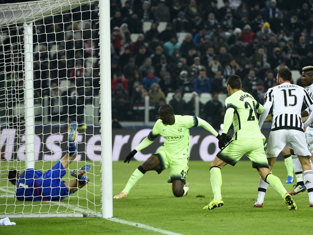 Le gardien de but italien de la Juventus Gianluigi Buffon (L) fait une sauvegarde devant le milieu de terrain ivoirien de Manchester City Yaya Touré (C) lors du match de football de l'UEFA Champions League Juventus contre Manchester City le 25 novembre 2015