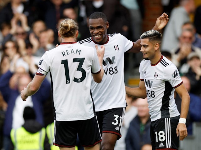 Issa Diop de Fulham célèbre son premier but avec Andreas Pereira et Tim Ream le 15 octobre 2022
