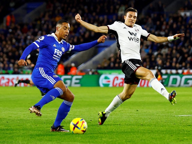 Youri Tielemans de Leicester City en action avec Joao Palhinha de Fulham le 3 janvier 2022