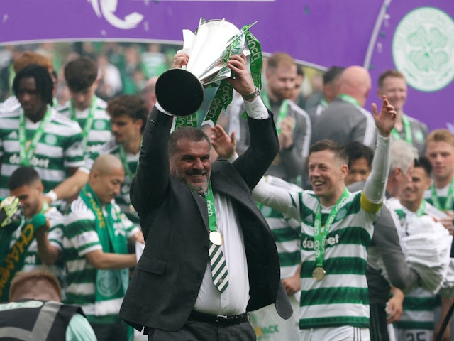 Le manager du Celtic Ange Postecoglou soulève le trophée après avoir remporté la Premiership écossaise le 27 mai 2023