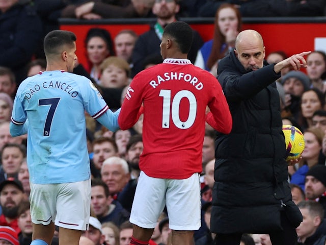 Joao Cancelo de Manchester City et Marcus Rashford de Manchester United réagissent avec le manager de Manchester City Pep Guardiola le 14 janvier 2023