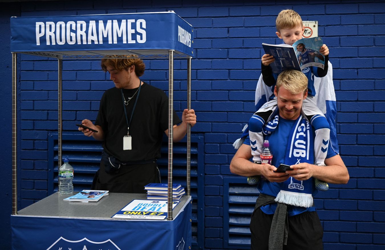 202223 meilleures photos - Les fans d'Everton lisent les programmes