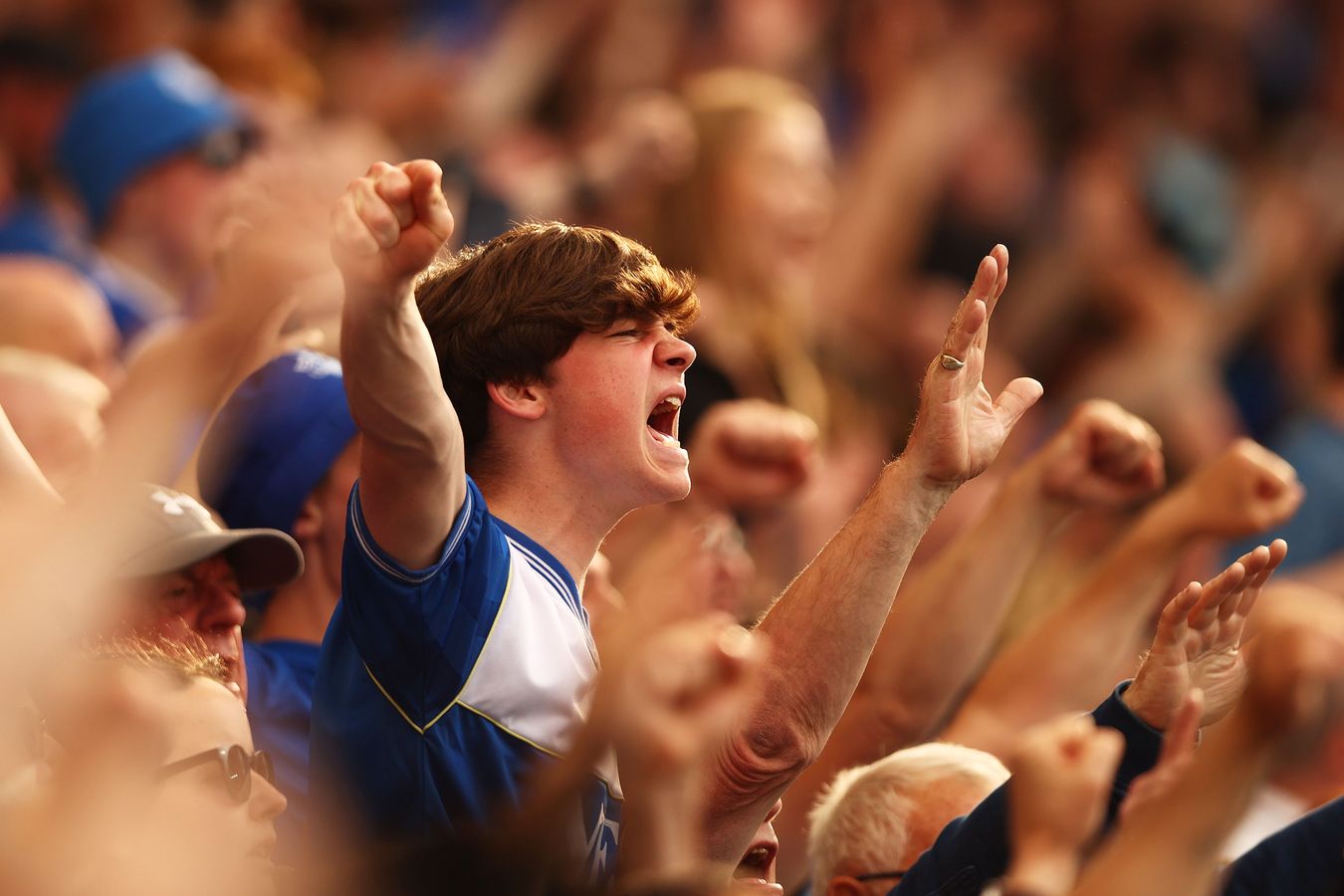 202223 meilleures photos - Un fan d'Everton encourage son équipe