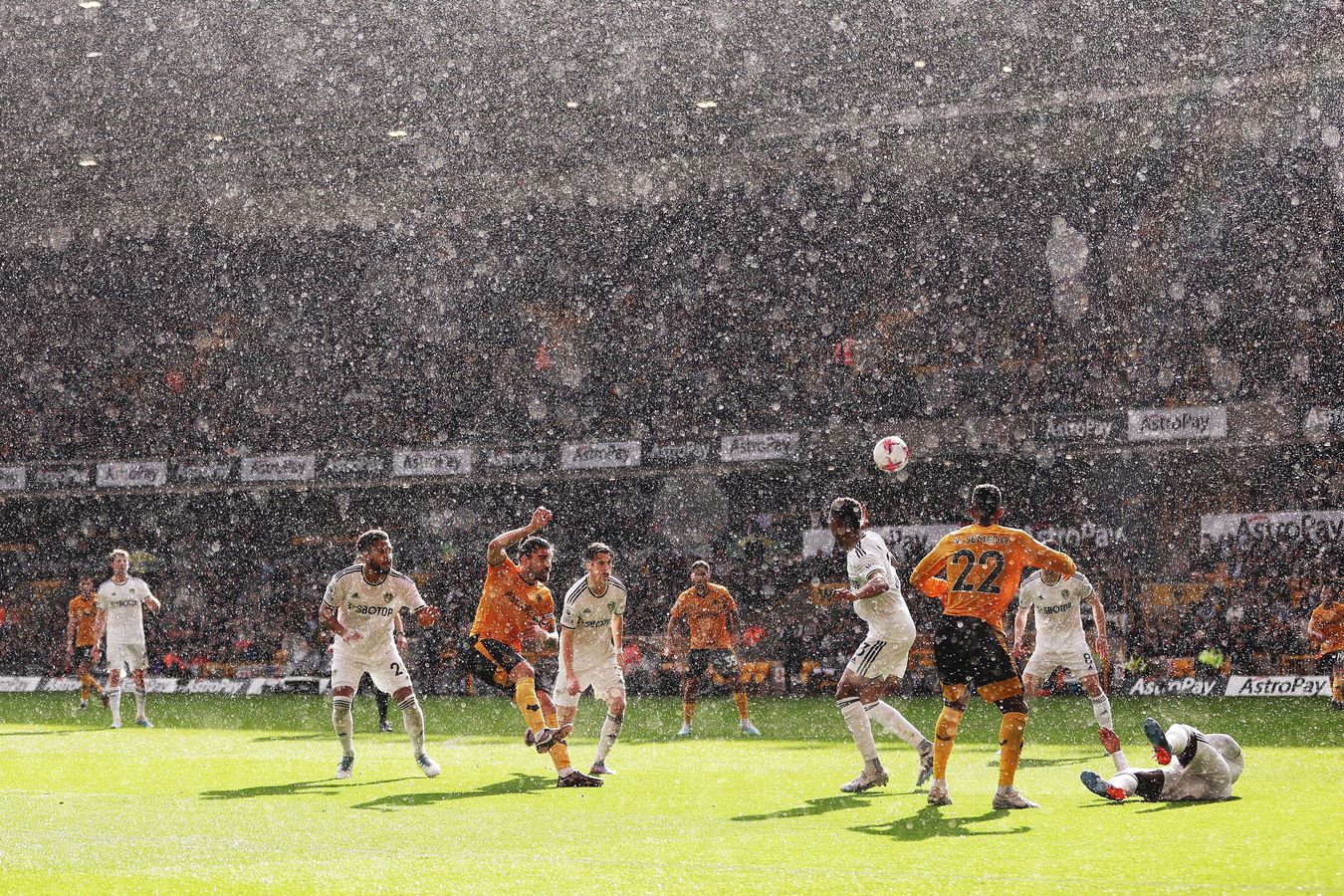 202223 meilleures photos - Rain at Wolves v Leeds
