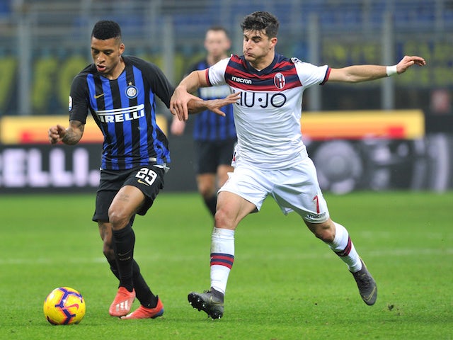 Riccardo Orsolini de Bologne en action avec Dalbert Henrique de l'Inter Milan en Serie A le 3 février 2019