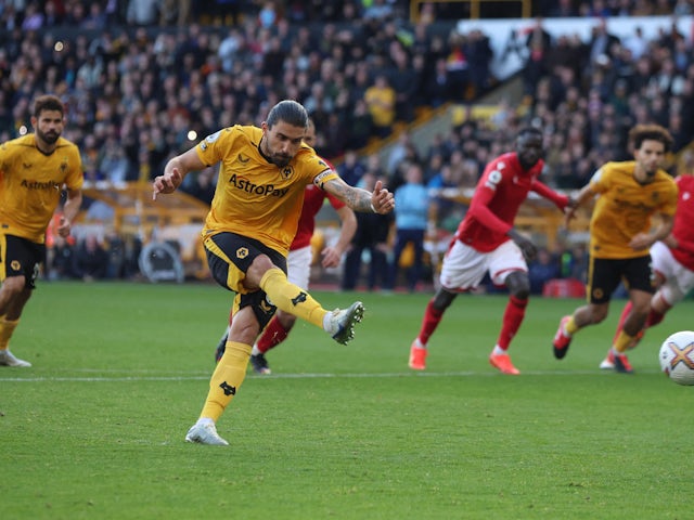 Ruben Neves marquant un penalty pour Wolverhampton Wanderers contre Nottingham Forest le 15 octobre 2022.