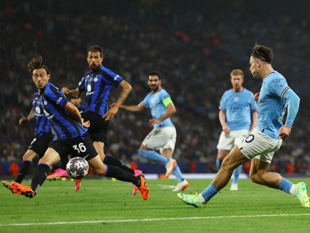 Jack Grealish de Manchester City en action avec Matteo Darmian de l'Inter Milan le 10 juin 2023