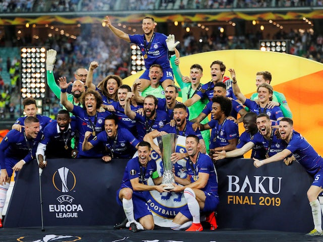 Chelsea célèbre avec le trophée de la Ligue Europa en 2019