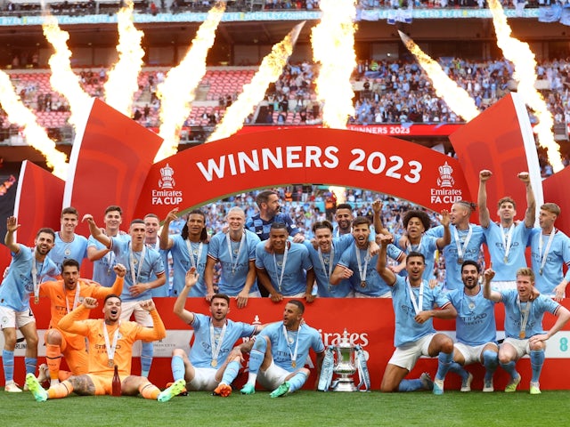 Les joueurs de Manchester City célèbrent avec le trophée après avoir remporté la FA Cup le 3 juin 2023
