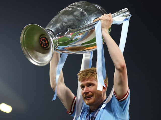 Kevin De Bruyne de Manchester City célèbre avec le trophée après avoir remporté la Ligue des champions le 10 juin 2023