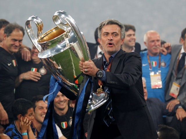 L'entraîneur de l'Inter Milan, Jose Mourinho, célèbre avec le trophée de la Ligue des champions le 22 mai 2010