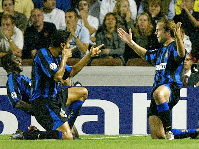 Andy van der Meyde de l'Inter Milan célèbre avec ses coéquipiers le 17 septembre 2003