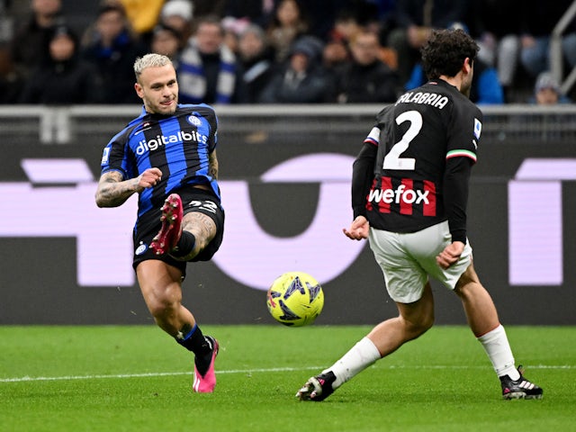 Federico Dimarco de l'Inter Milan en action avec Davide Calabria de l'AC Milan le 5 février 2023
