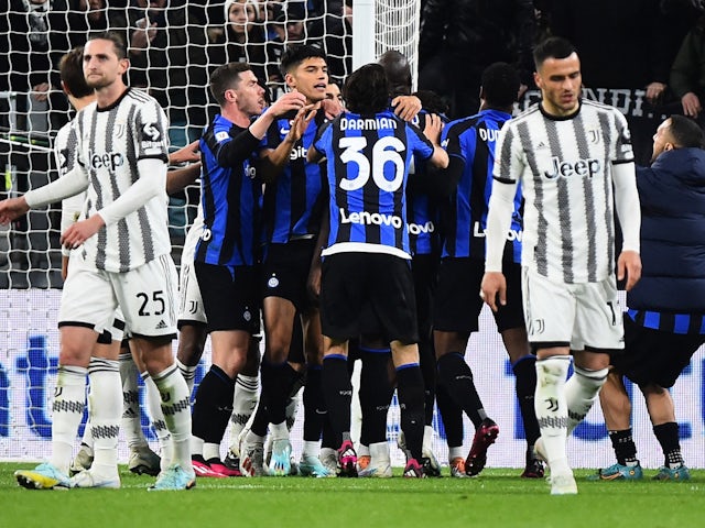 Romelu Lukaku de l'Inter Milan célèbre son premier but avec ses coéquipiers le 4 avril 2023