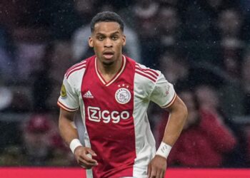 Bois tu y crois ?  Défenseur néerlandais lié.