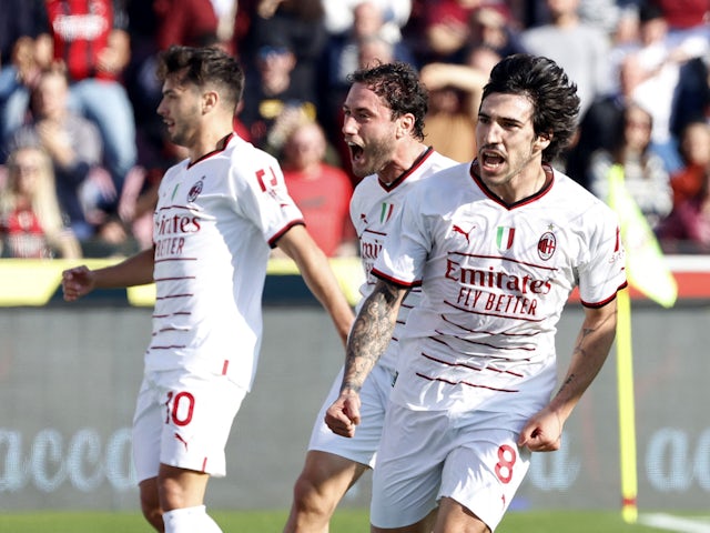 Sandro Tonali de l'AC Milan célèbre son deuxième but avec Davide Calabria et Brahim Diaz le 4 janvier 2023