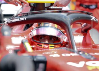 Carlos Sainz, « Ferrari F1 n’est pas là où elle devrait être, Red Bull dominant »