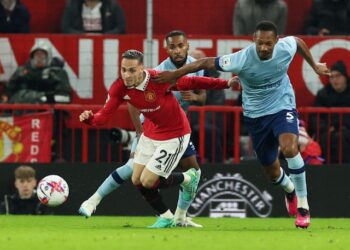 Antony de Manchester United en action avec Rico Henry de Brentford le 5 avril 2023
