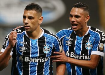 Diego Souza de Gremio célèbre le but avec Luiz Fernando en octobre 2020