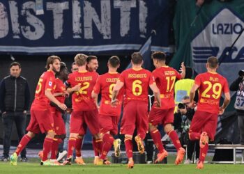 Remi Oudin de Lecce célèbre son premier but avec ses coéquipiers le 12 mai 2023