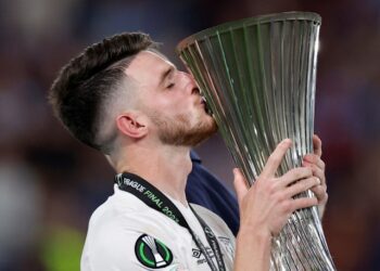 Declan Rice de West Ham United embrasse le trophée après avoir remporté la finale de la Ligue de conférence Europa le 7 juin 2023