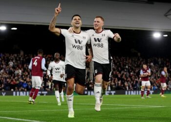 Aleksandar Mitrovic de Fulham célèbre son deuxième but avec Harrison Reed de Fulham le 20 octobre 2022