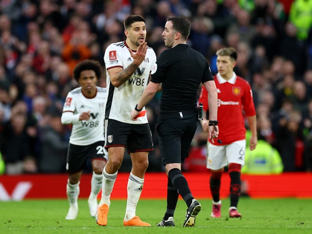 Aleksandar Mitrovic de Fulham réagit après avoir reçu un carton rouge de l'arbitre Chris Kavanagh le 19 mars 2023