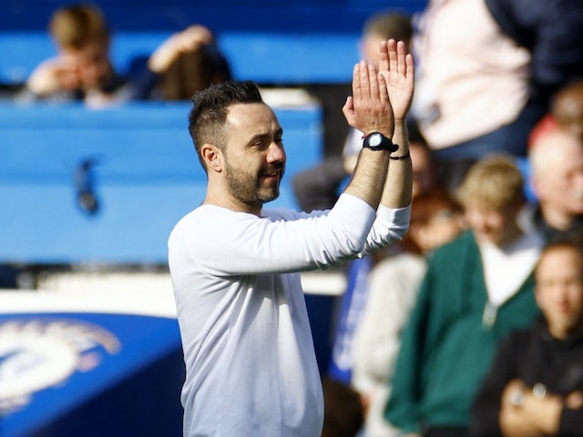 Le manager de Brighton & Hove Albion, Roberto De Zerbi, applaudit les fans après le match du 15 avril 2023