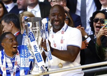 Le manager de Sheffield Wednesday, Darren Moore, célèbre avec le trophée après avoir remporté la finale des éliminatoires de la Ligue 1 le 29 mai 2023