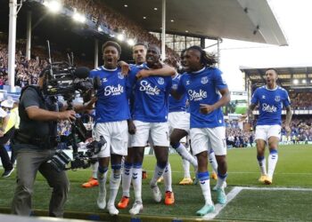 Abdoulaye Doucoure d'Everton célèbre son premier but avec Conor Coady, Demarai Gray et Alex Iwobi le 28 mai 2023