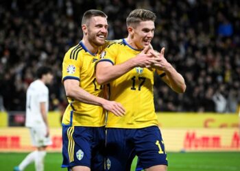 Le Suédois Viktor Gyokeres célèbre son troisième but avec Mattias Svanberg le 27 mars 2023