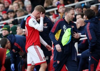 Emile Smith Rowe d'Arsenal semble abattu après avoir été remplacé en raison d'une blessure le 4 mars 2023